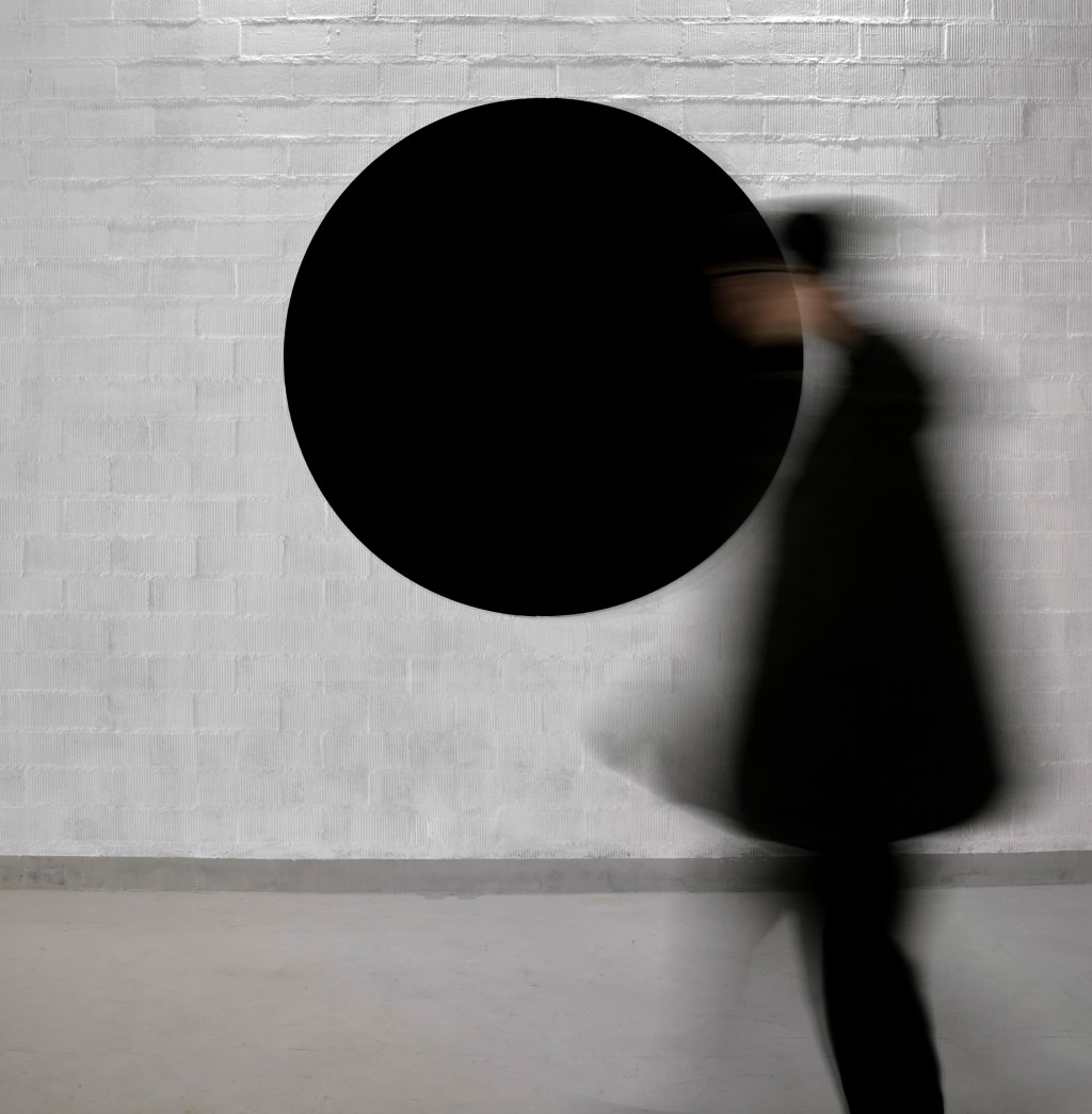 Rubén Díaz de Corcuera pasando frente a una de sus piezas.